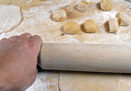 1. Этап. Манты по-казахски: 7. Каждый кусочек нужно раскатать довольно тонко на поверхности, присыпанной мукой.