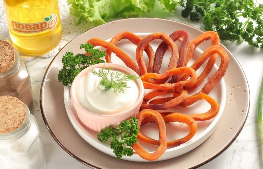 1. Этап. Вяленый кальмар: Выложите вяленые кольца кальмара на тарелку и подайте со вкусным чесночным соусом или соусом тартар.