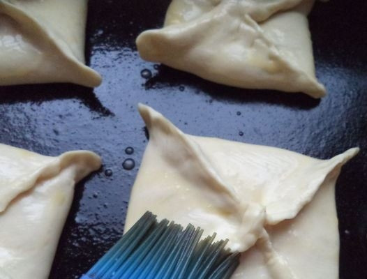 1. Этап. Хачапури с сулугуни в духовке: В отдельной пиалке взбейте сырое куриное яйцо вилкой до однородной массы. Силиконовой кисточкой смажьте хачапури взбитым яйцом сверху — и сразу же отправляйте их в духовку. Запекайте на протяжении получаса. Подавать хачапури лучше горячими, пока начинка еще мягкая.