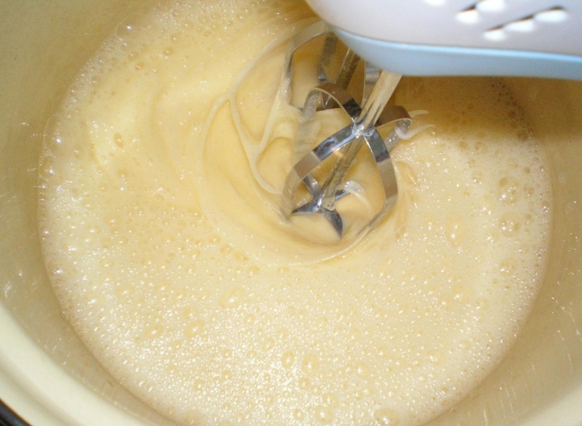 1. Этап. Шарлотка с яблоками и грушами: 4. На следующем этапе постепенно добавляйте сахарную пудру, взбивайте еще столько же. Долго взбивать не стоит, чтобы не получить белковый крем, а тесто должно быть немного жидким.