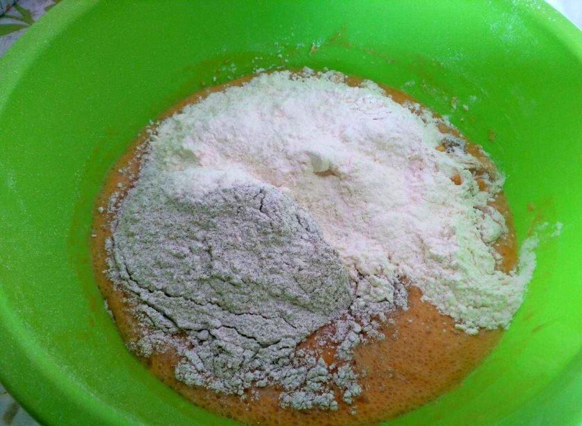 1. Этап. Тыквенный пирог с ягодами и штрейзелем: Добавьте соль и порциями введите просеянную муку (2 вида), оставив 100 граммов белой пшеничной муки от общей её массы для приготовления штрейзеля. Сначала перемешивайте массу ложкой, а затем перейдите на ручной замес теста.