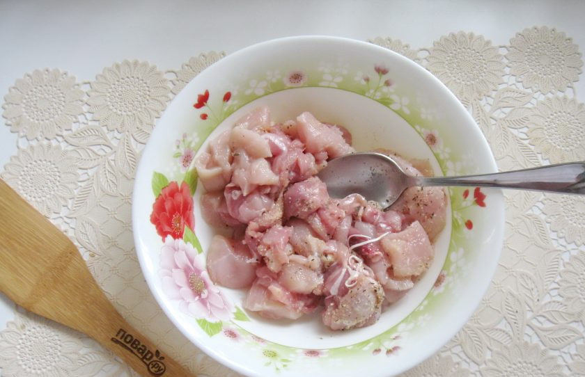 1. Этап. Ветчинная колбаса: Перемешайте мясо со специями и желатином.