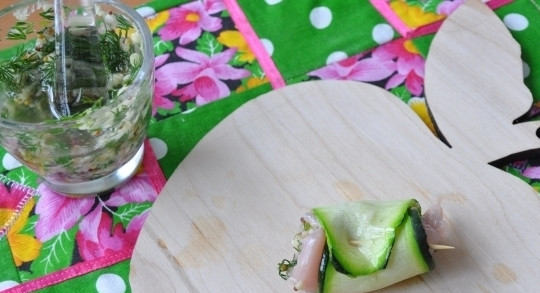 1. Этап. Нежные рулетики из кабачков с куриным филе: Сверните каждую 