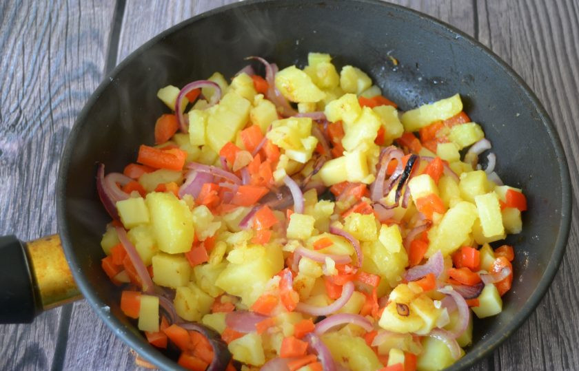 1. Этап. Фриттата по-испански: Овощи на сковороде обжарьте до румяности, посолите.