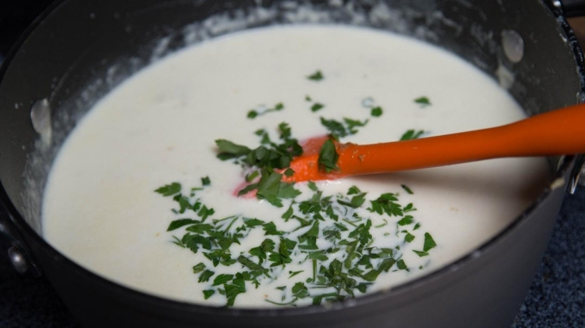 1. Этап. Куриный суп с галушками: Добавьте в суп остальные ингредиенты. Овощи и сливочное масло. Чеснок выдавите в суп.