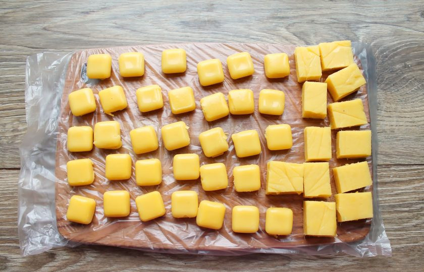 1. Этап. Конфеты с манго: Уберите формы с желейной массой в холодильник на несколько часов, до застывания конфет. Спустя время извлеките конфеты из формочек, а если делали одним пластом, удалите пленку и разрежьте на квадратики.