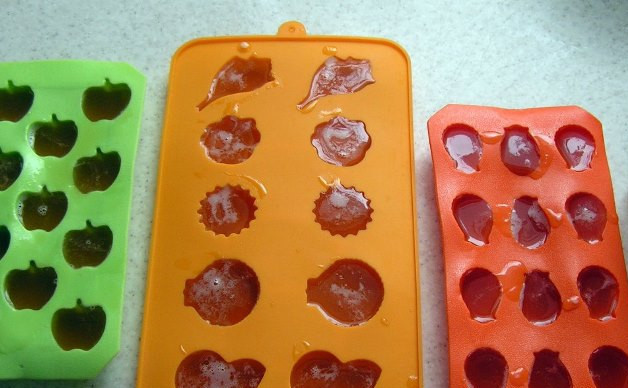 1. Этап. Желейный мармелад: Разлейте мармелад по формам, охладите до комнатной температуры и отправьте на пару часов в холодильник. Застывший мармелад извлеките из формы.