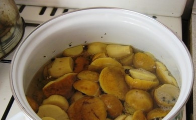 1. Этап. Маринованные грибочки: Займитесь маринадом. Воду смешайте с уксусом. Затем добавьте все специи, соль и сахар. Перемешайте. Потом добавьте грибы.