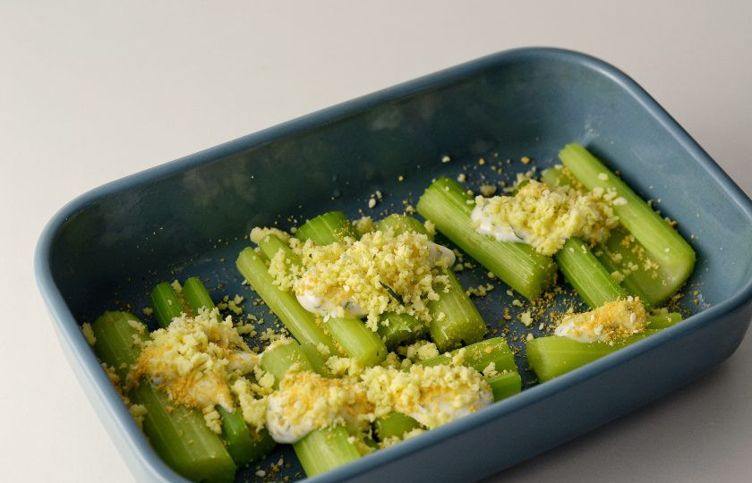 1. Этап. Сельдерей запеченный: Выложите сельдерей в форму для запекания. Полейте соусом из майонеза. Посыпьте тертым сыром и сухариками. Выпекайте до золотистой корочки 10-15 минут.