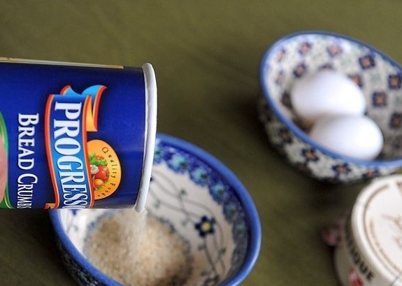 1. Этап. Сыр, жареный в панировке: 1. В мисочку всыпьте панировочные сухари.