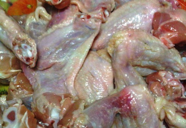 1. Этап. Крылышки в коптильне: Промойте крылышки в проточной воде, очистите от остатков перьев, если таковые имеются.