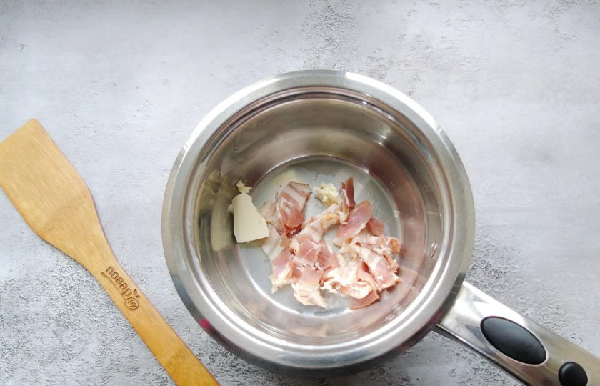 1. Этап. Гороховая каша по-английски: Бекон нарежьте и выложите в кастрюлю с толстым дном. Добавьте сливочное масло.