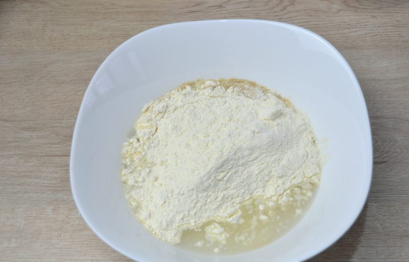 1. Этап. Марроканские лепешки Батбуты: В миску влейте теплую воду, всыпьте смесь сухих ингредиентов. Замесите тесто.