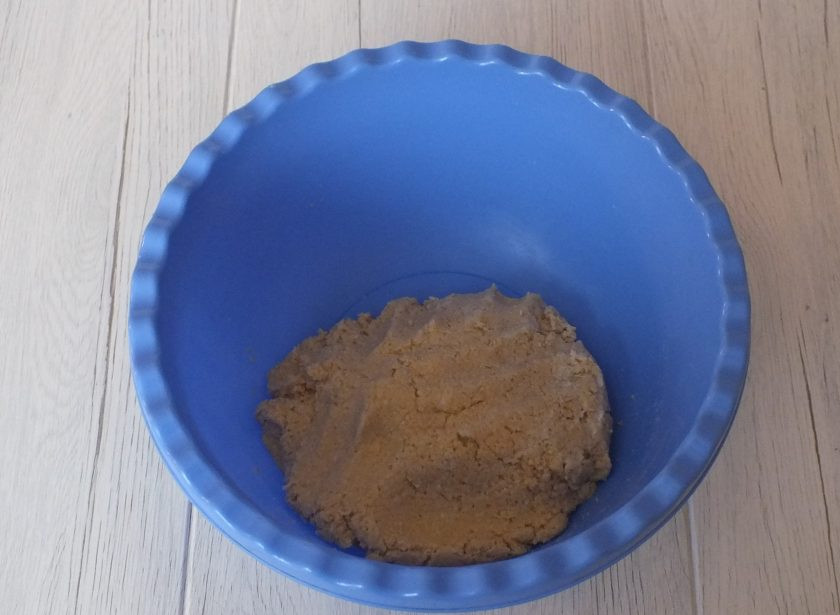 1. Этап. Клубника из вафель: Замесите мягкую, пластичную массу. Она не должна крошиться и быть сильно жидкой.