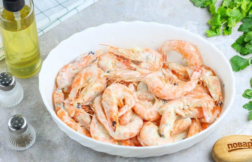 1. Этап. Креветки в аэрофритюрнице: Тщательно все перемешайте и оставьте креветки в соусе минимум на полчаса. Лучше всего мариновать их 1-2 часа при комнатной температуре.