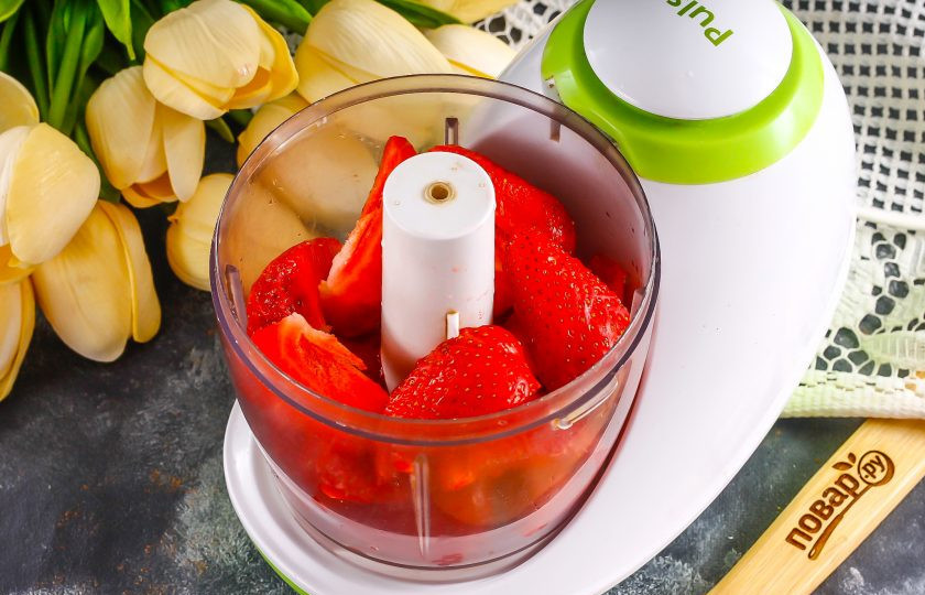 1. Этап. Ксу ксу из клубники: Клубнику промойте в воде, удалите хвостики и нарежьте ломтиками. Высыпьте нарезку в чашу измельчителя.