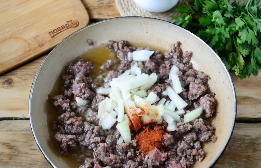1. Этап. Чили с шестью ингредиентами: Фарш обжарьте на сковороде до полуготовности, часто помешивая. Затем добавьте мелко порезанный лук, соль и специи. Перемешайте и готовьте несколько минут.