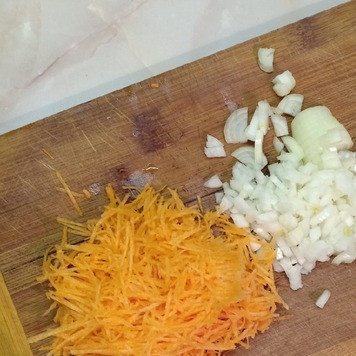 1. Этап. Суп рыбный с перловой крупой: Морковь натереть на терке, лук мелко покрошить.