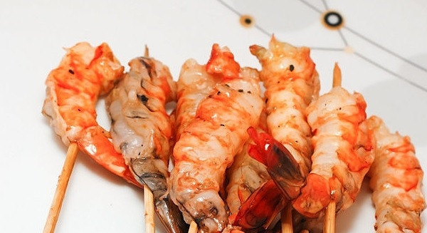 1. Этап. Креветки на гриле: 7. Подавайте приготовленные на гриле креветки прямо на палочках с соусом. Приятного аппетита!