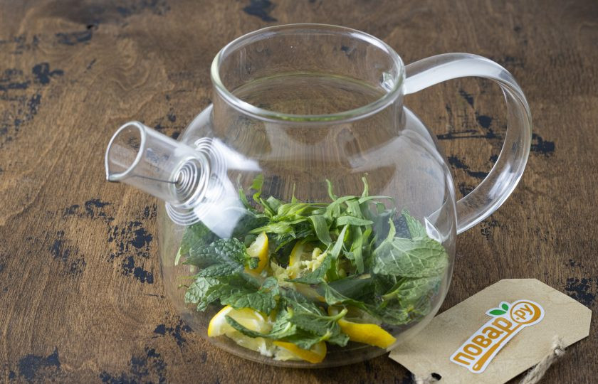 1. Этап. Чай с тархуном и мятой: Выложите имбирь, лимон, мяту и тархун в заварочный чайник.