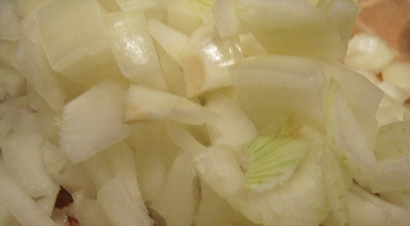 1. Этап. Суп из куриной грудки: Лук режим на кубики.