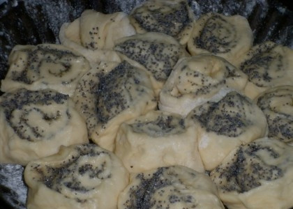 1. Этап. Маковики: 6. Вот и весь секрет, как сделать маковики. Когда форма будет полностью заполнена, оставьте ее минут на 15 в теплом месте. Затем отправьте в разогретую духовку и выпекайте до румяности около 20-25 минут.