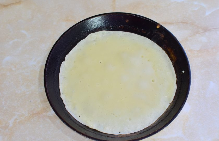 1. Этап. Блинные рулеты с рыбой: Напеките тонкие блинчики с двух сторон на небольшом огне.