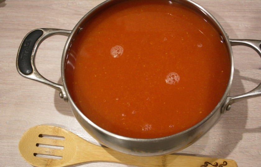 1. Этап. Аджика из помидоров без перца на зиму: В полученный томатный сок добавляем яблоки и лук. Ставим на плиту, варим на небольшом огне 50 минут. Крышкой — не накрывать. Томатный сок будет брызгать из кастрюли. Будьте осторожны.