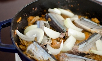 1. Этап. Рыбный суп из скумбрии: Когда капуста станет мягкой, добавьте лук и скумбрию.