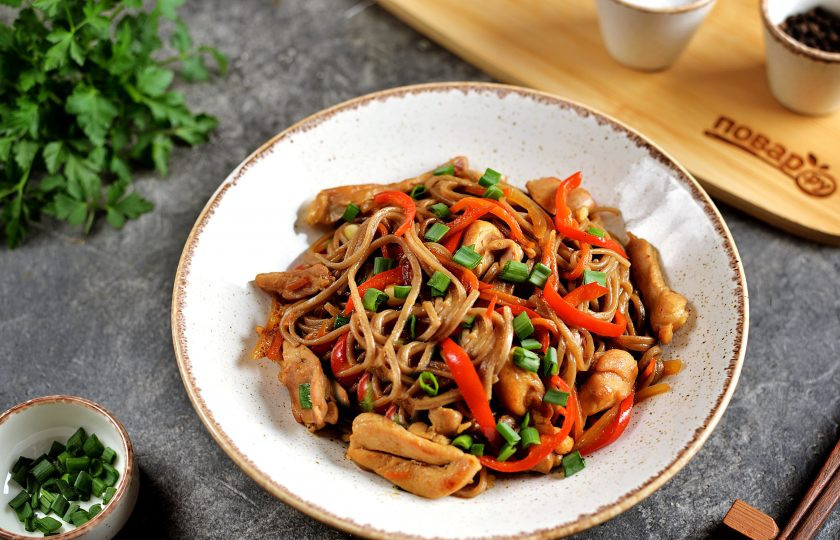 1. Этап. Лапша по-корейски с курицей: Готовую лапшу по-корейски разложите по порционным тарелкам и подавайте к столу сразу же после приготовления.