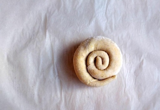 1. Этап. Чечевично-злаковые лепёшки с зеленью: Затем сверните улиткой.