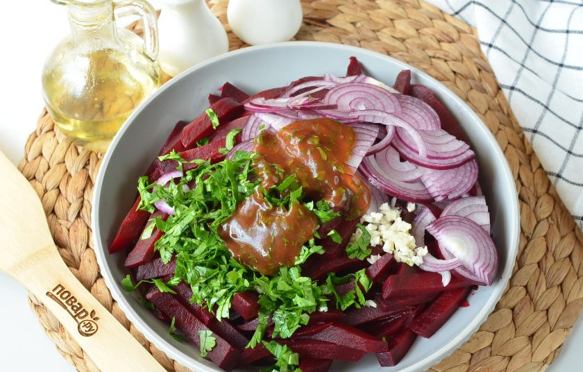 1. Этап. Свекла по-грузински: Добавьте ткемали.