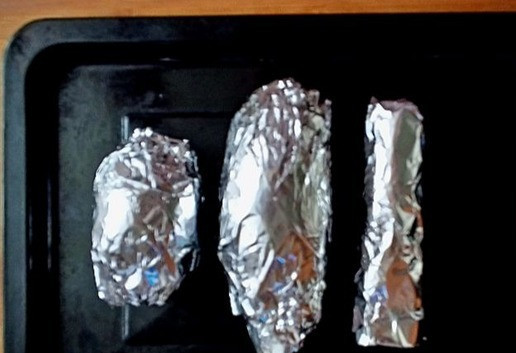 1. Этап. Оливье по-новому: Эти овощи для салата я буду запекать в духовке, что в те года мы тоже не делали. Так будет от них больше пользы. Я буду овощи запекать в фольге, завернув каждый отдельно. Поместила в духовку на протвине на 60 минут, выставив Т-200 С. Я батат делаю впервые. Прочитала, как и сколько его запекать.