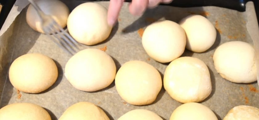 1. Этап. Пряники простые: 4. Приготовьте глазурь: сахарную пудру смешайте с белками и лимонной кислотой с помощью миксера до густой консистенции.