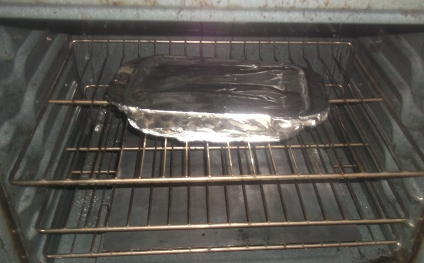 1. Этап. Морковь в фольге: Накрыть форму фольгой и отправить в хорошо разогретую духовку минимум на 45 минут.