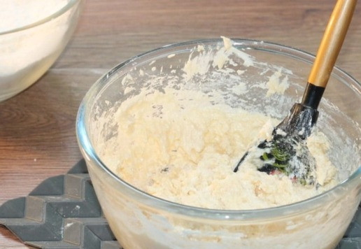 1. Этап. Ванильный кекс с малиновой пропиткой: 5. В взбитую массу подмешиваем мучную смесь (по 1/3 ч.).