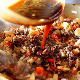 1. Этап. Индейка и салат-латук: Добавьте соус.