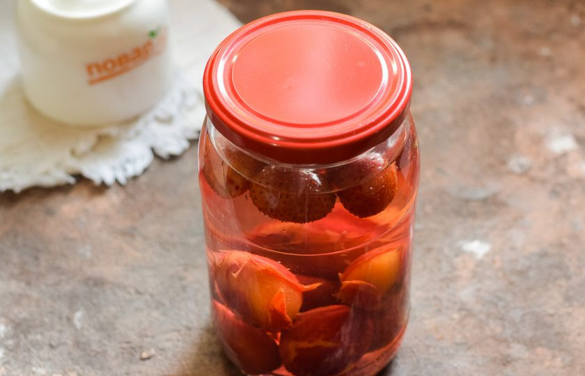 1. Этап. Компот из клубники и сливы на зиму: Банку сразу герметично закатайте стерильной крышкой, поставьте дном вверх. Укройте заготовку теплым пледом или одеялом, оставьте на 24 часа в покое. Спустя указанное время перенесите заготовку в кладовку.