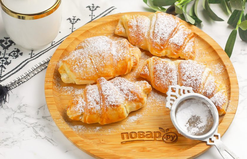 1. Этап. Круассаны в аэрогриле: Извлеките круассаны на доску или тарелку и дайте слегка остыть, а после — присыпьте сахарной пудрой.