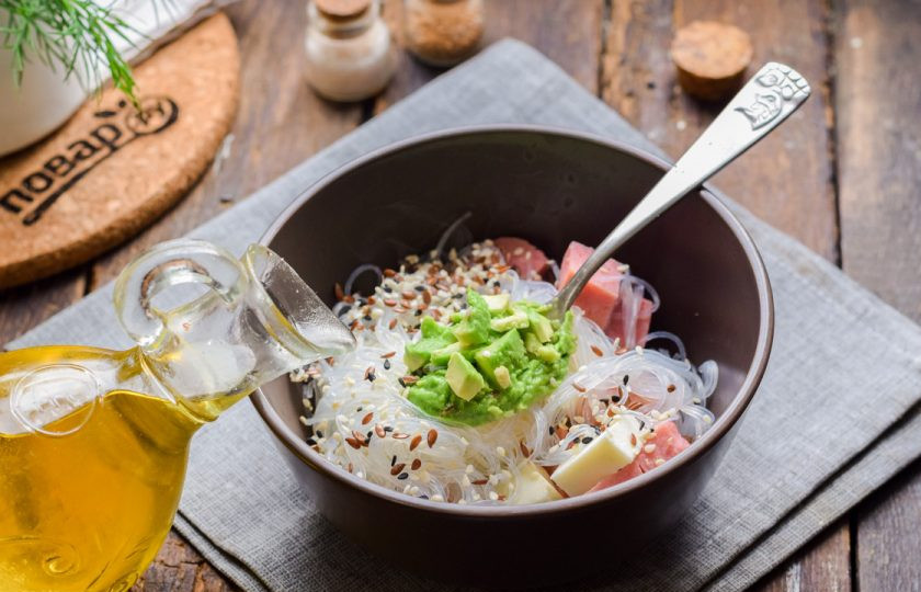 1. Этап. Салат с фунчозой и авокадо: Добавьте в салат соль, перец, масло.