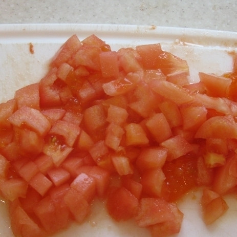 1. Этап. Рис с морепродуктами в мультиварке: Помидоры очистите от кожицы (сделать это можно, надрезав кожицу и окунув на пару секунд в кипяток) и нарежьте кубиками.