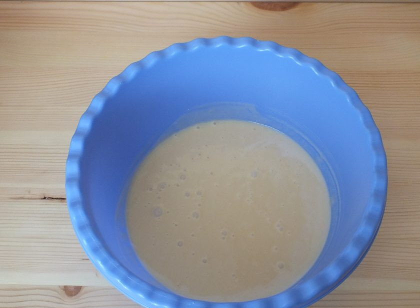 1. Этап. Творожный заливной пирог: Во вторую (оставшуюся) часть теста добавьте 50 мл. молока.