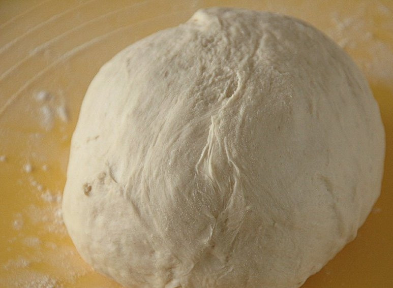 1. Этап. Пицца с тунцом: Замесите тесто. для того чтобы тесто было эластичным, вымешивайте его хотя бы пару минут. Затем положите готовое тесто обратно в миску, накройте полотенцем и оставьте в теплом месте на 1 час.