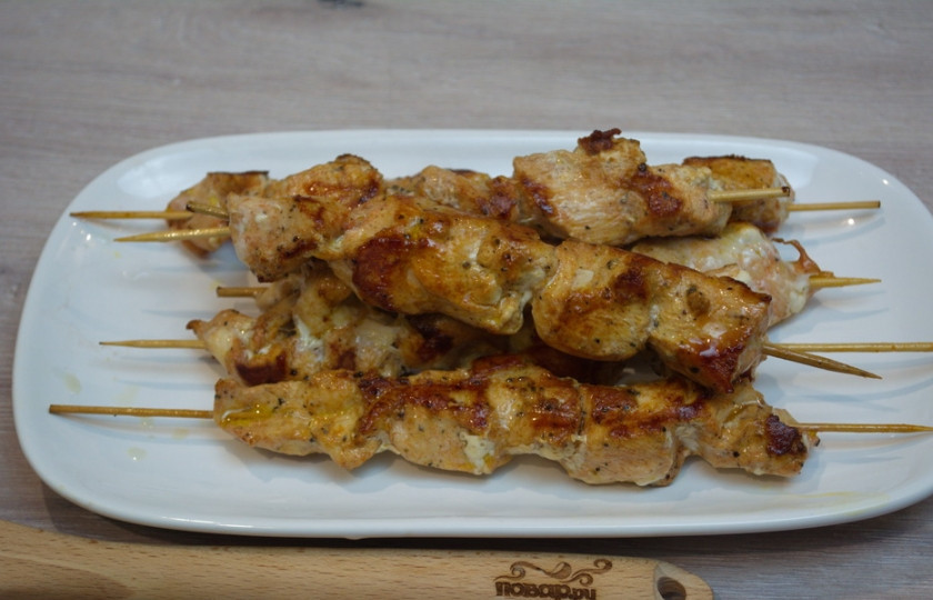 1. Этап. Шашлык из индейки: Обжарьте шашлычки со всех сторон до румяности. Выложите его на блюдо. Если из шашлыка не выделяется розоватый мясной сок, значит готовность правильная.