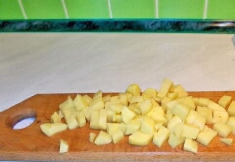 1. Этап. Суп грибной с мясом: Воду в кастрюле, посолите и доведите до кипения, бросьте туда мясо и нарезанный мелкими кубиками картофель.