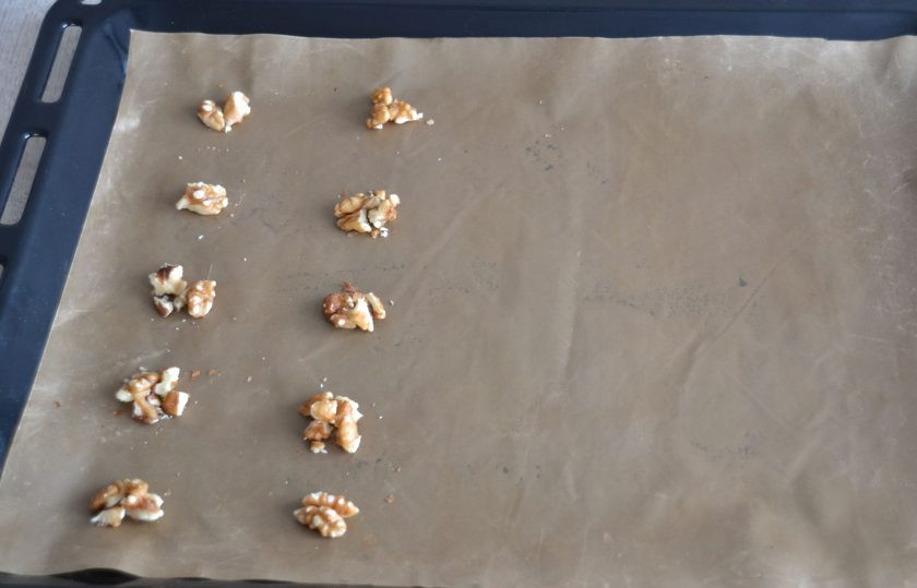 1. Этап. Безе с начинкой внутри: Начинку в безе можно ввести двумя способами. Первый способ — разложить орехи на расстоянии и сверху отсадить на них взбитую белковую массу.