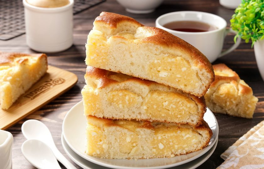 1. Этап. Заливной пирог на кефире с творогом: Заливной пирог на кефире с творогом готов. Нарежьте и подавайте к столу. Приятного аппетита!