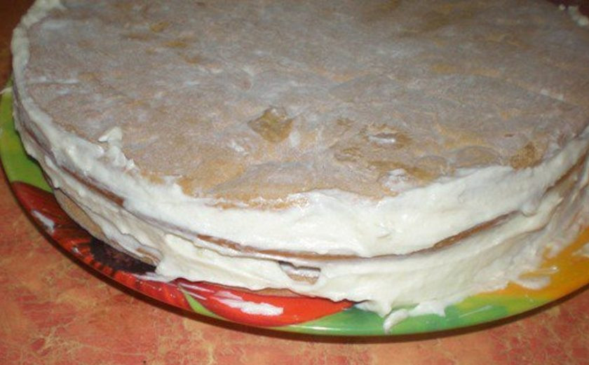 1. Этап. Домашний медовый торт: Торт полностью покройте кремом и отправьте пропитываться в холодильник на 3-4 часа, а лучше на ночь. Из обрезков коржей сделайте крошку и украсьте торт со всех сторон.