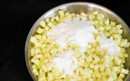 1. Этап. Булочки с начинкой: 6. А тем временем хочу рассказать, как сделать начинку из яблок. Очистите их от кожуры и сердцевины, нарежьте мелкими кубиками и выложите в сковороду с высокими бортами. Добавьте по вкусу сахар (можно и ванилин).