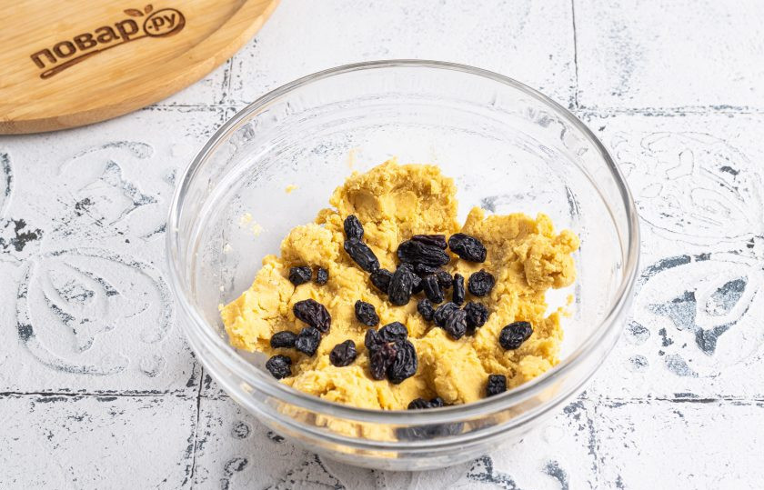 1. Этап. Печенье с изюмом из кукурузной муки: Добавьте изюм и замешайте его в тесто.